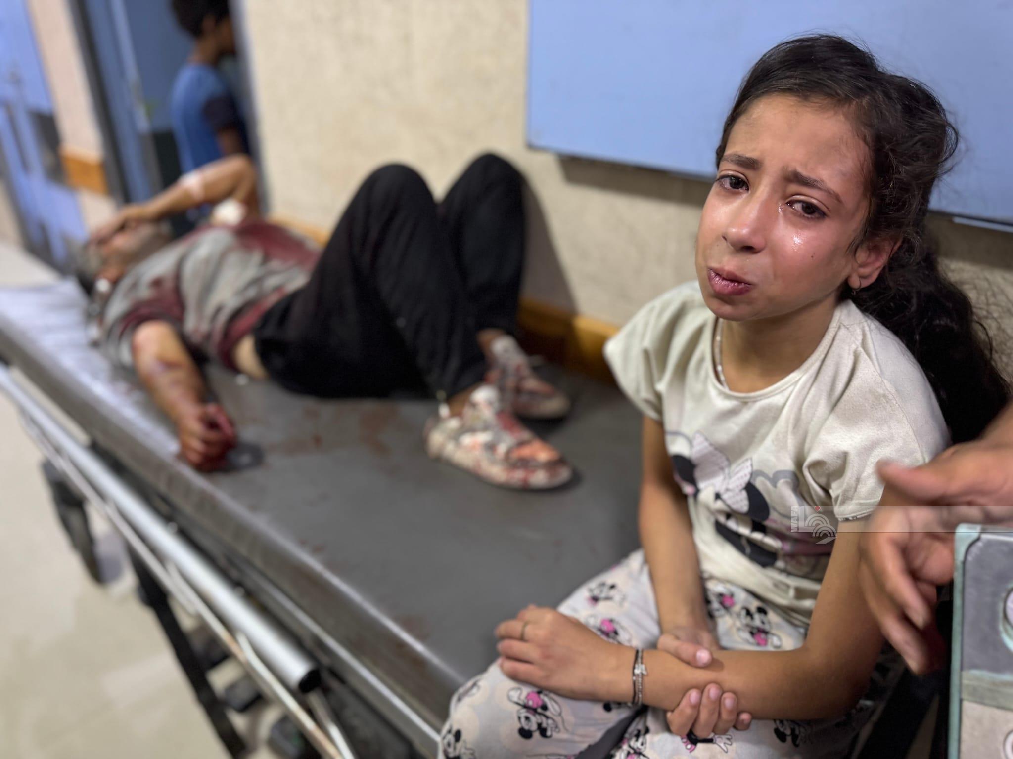 طفلة تتلقى العلاج في مجمع ناصر الطبي في خان يونس عقب إصابتها في غارات الاحتلال المتواصلة على قطاع غزة (وفا)